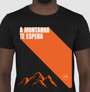 Camiseta A MONTANHA TE ESPERA (Preta)