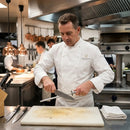 Chef afiando faca com chaira