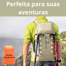 Mochila 40L beje em trilha