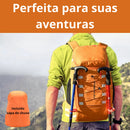 Mochila 40L laranja em trilha com capa de chuva