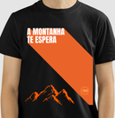 Camiseta A MONTANHA TE ESPERA (Preta)